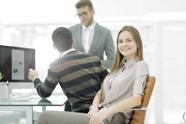 Junger Mitarbeiter des Unternehmens im Hintergrund des Business-Teams — Stockfoto