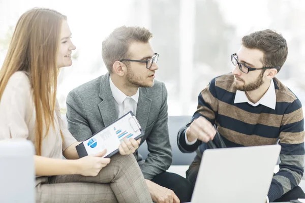 Cadre supérieur et membres de l'équipe d'affaires discutant d'un plan financier de développement de l'entreprise sur le lieu de travail — Photo