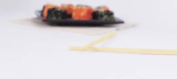Diferentes tipos de sushi Maki em uma placa preta — Fotografia de Stock