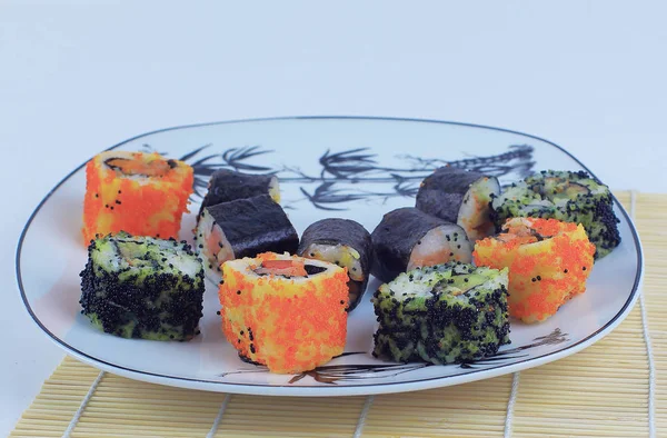 Крупным планом суши-рулонов на тарелке — стоковое фото