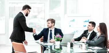 el sıkışma Yöneticisi ve TH bir sözleşme imzalamadan önce istemci