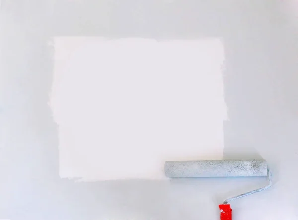 Carré peint en blanc avec le rouleau de peinture, sur une feuille blanche de — Photo