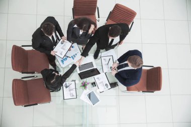  el sıkışma Yöneticisi ve Finans Müdürü iş yerinde şirketin mali planının onaylandıktan sonra