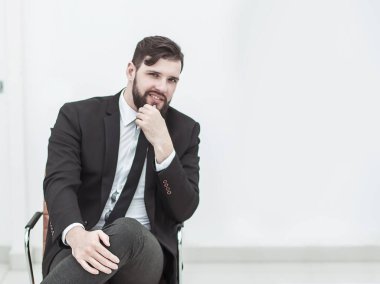 başarılı yönetici bir ofis koltuğu ofiste oturan