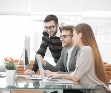 Grup iş ortakları toplantıda oda ofis yeni proje tartışıyor