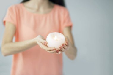 up.a yakın güzel genç kadın yanan muma genişletir