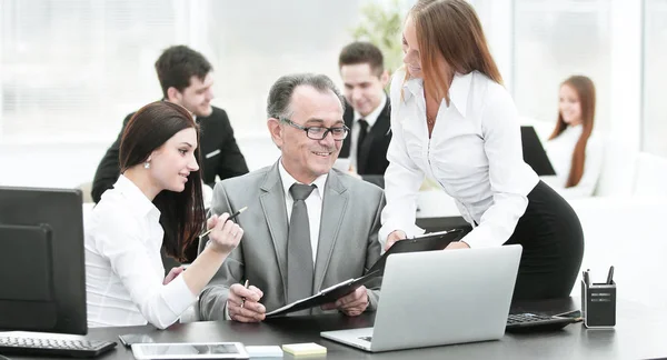 Business team diskuterar med huvudet av finansiella data — Stockfoto