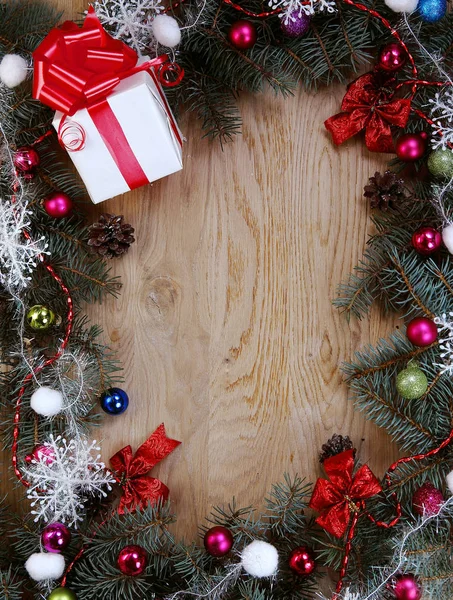 木の背景にクリスマスの花輪と贈り物 — ストック写真
