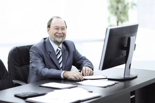 Successful senior businessman sitting at his Desk — Stock Photo, Image