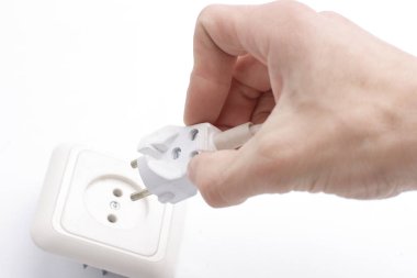 bir çatal elektrik prizine dahil el yakın çekim.