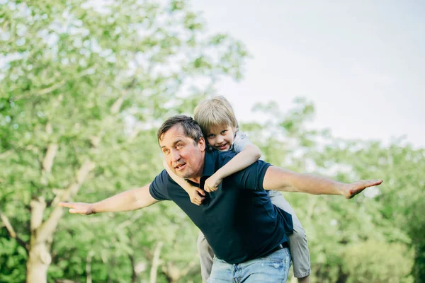 Padre e hijo jugando en el parque en un día de verano . —  Fotos de Stock