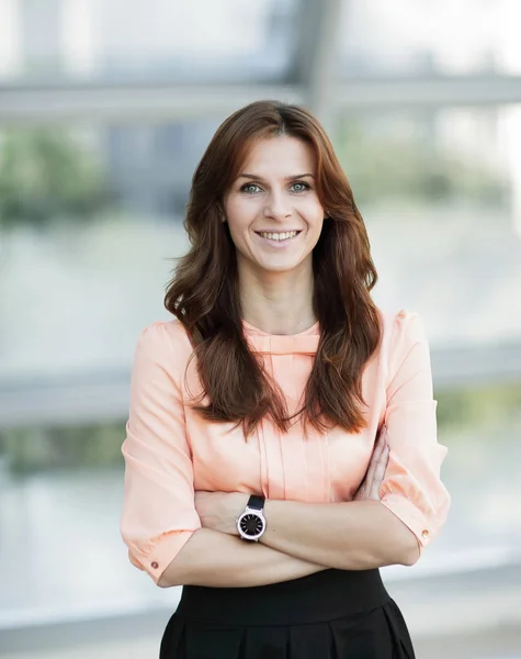 Portrait de jeune femme moderne sur fond de bureau flou — Photo