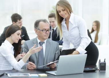 iş takım finansal veriler başkanı ile tartışıyor.