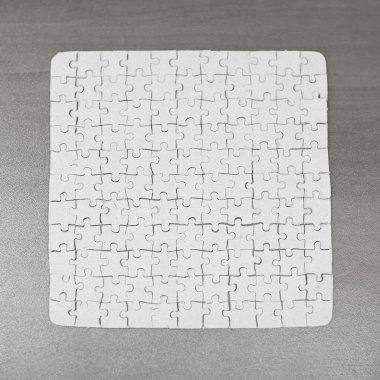 yakın çekim. puzzle parçaları üzerinde gri backgr toplanan boş kartı