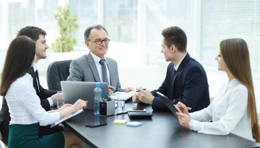 Finansal belgeler tartışan Yöneticisi ve iş grup