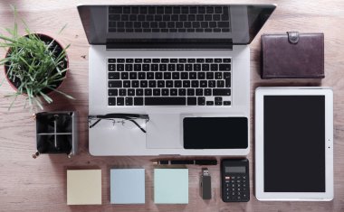 üstten görünüm. ofis malzemeleri ve Kırtasiye öğeler ahşap bir masa üzerinde
