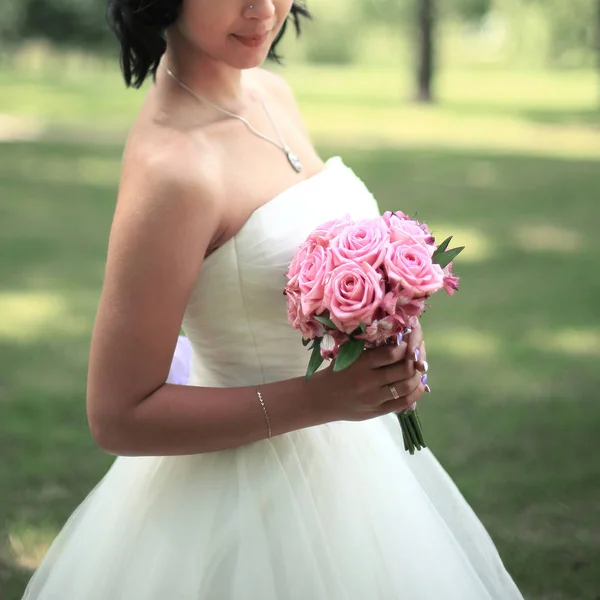 Retrato. hermosa novia en un vestido de lujo — Foto de Stock