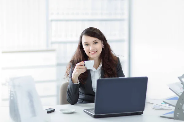 Jovem mulher de negócios com xícara de café em uma pausa para o trabalho — Fotografia de Stock