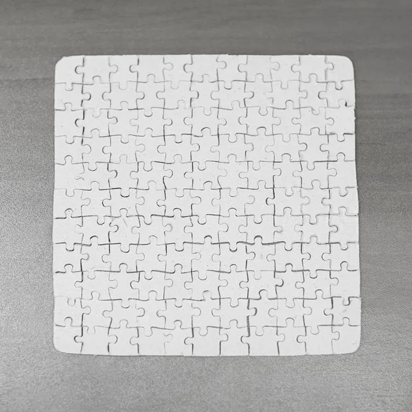 Fecha. cartão em branco coletado de peças de quebra-cabeça no backgr cinza — Fotografia de Stock