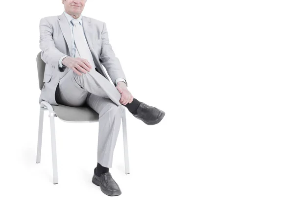 Exitoso hombre de negocios maduro sentado en una silla de oficina . — Foto de Stock