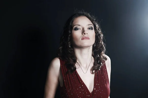 Hermosa mujer en vestido rojo con maquillaje de noche —  Fotos de Stock