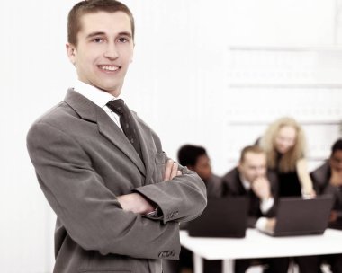 Ofisin arka planında genç bir profesyonelin portresi