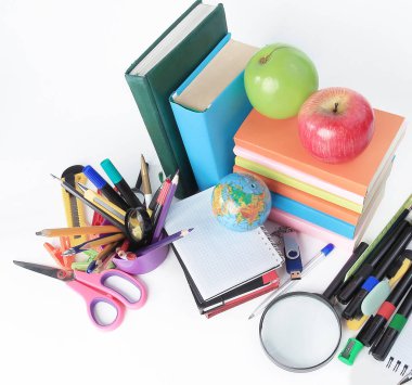 okul malzemeleri Beyaz arka plan .photo kopya alanı ile üzerinde çeşitli üst view.a