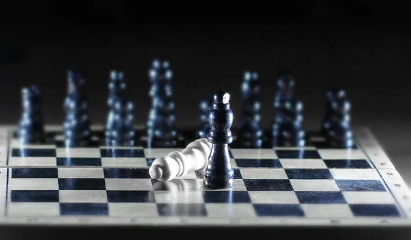 Composição do xadrez no Board.the conceito de vitória — Fotografia de Stock