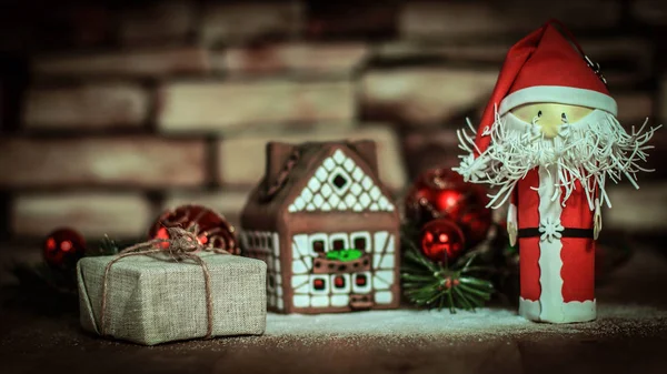 Zencefilli kurabiye evinin arka planında Noel hediyesi