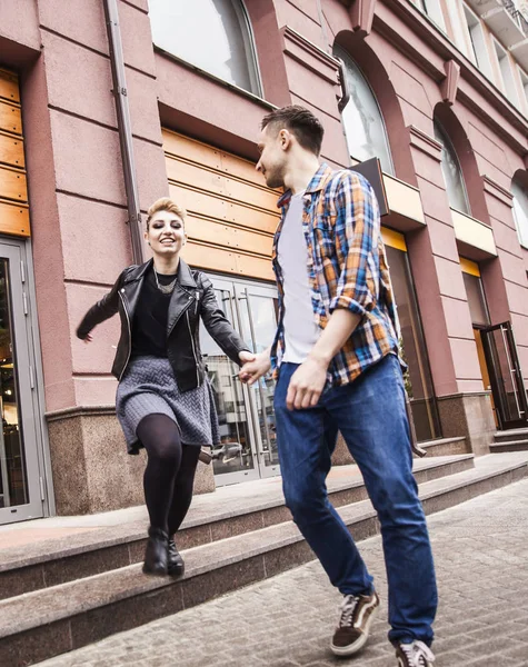 Glückliches Liebespaar, das die Straße einer Großstadt hinuntergeht — Stockfoto