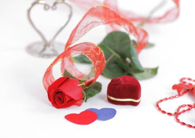 gül ve yüzük bir Sevgililer günü kartı .photo ile üzerinde olan bir kutu