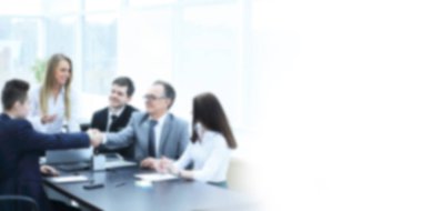 Başarılı bir işlem ardından el sıkışan iş ortakları