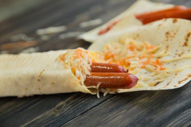 up.Pita ekmek sosis ile kapatıp vegetables.photo kopya alanı ile