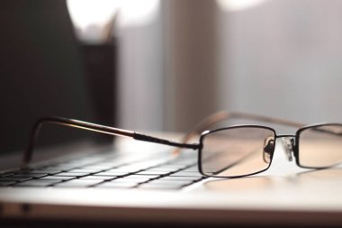 up.blurred görüntü işadamı gözlük laptop klavye üzerinde kapatın