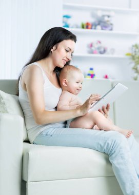 Anne ve çocuk oyun ve kanepe tablet bilgisayarda okumak istiyorum