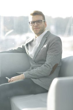 up.Pensive işadamı e-sigara dinlenme odasında oturma ile yakın