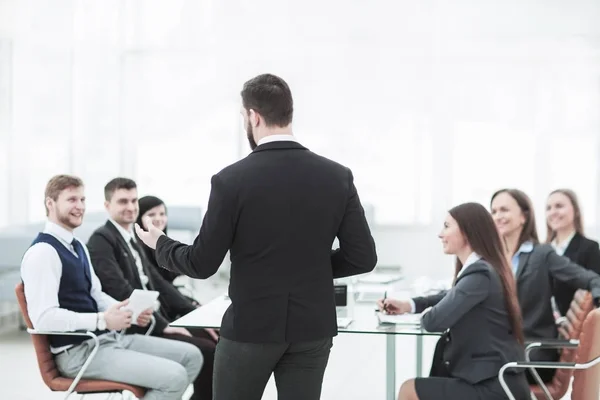 Gerente sénior de la empresa mantiene una reunión de trabajo con el equipo de negocios en la oficina moderna — Foto de Stock