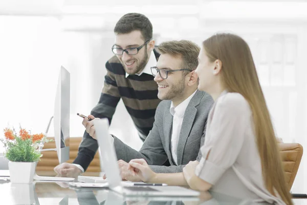 Geschäftspartner diskutieren bei Besprechung im Büroraum über neues Projekt — Stockfoto