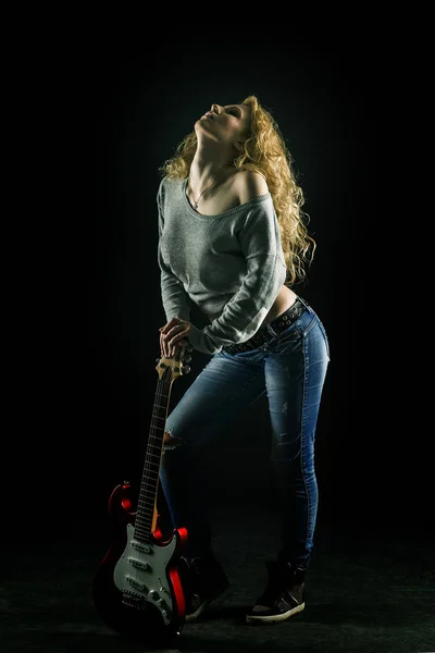 Νέοι και όμορφη ροκ κορίτσι με ηλεκτρική κιθάρα — Φωτογραφία Αρχείου