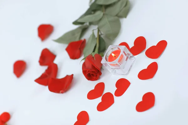 Romantisch concept. Brandende kaars en rode roos. foto met kopieerruimte — Stockfoto