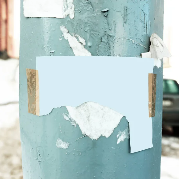 Foglio bianco ragged su un vecchio sfondo fence.abstract — Foto Stock