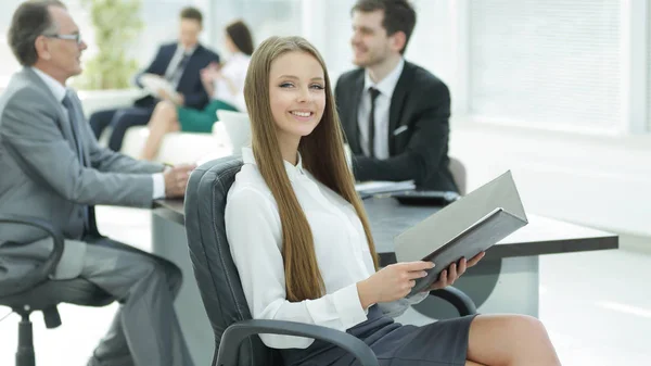 Geschäftsfrau mit Klemmbrett modernes Büro — Stockfoto