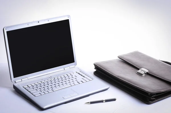 Laptop und Aktentasche am Arbeitsplatz öffnen — Stockfoto