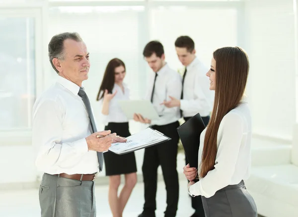 Empresário sênior discutindo um relatório financeiro com o empregado — Fotografia de Stock