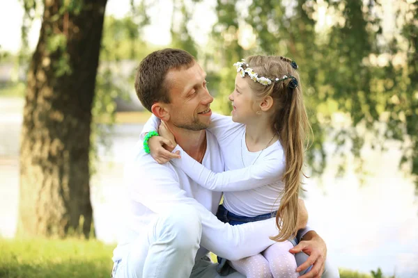 Concetto di paternità - padre felice e piccola figlia che si abbraccia — Foto Stock