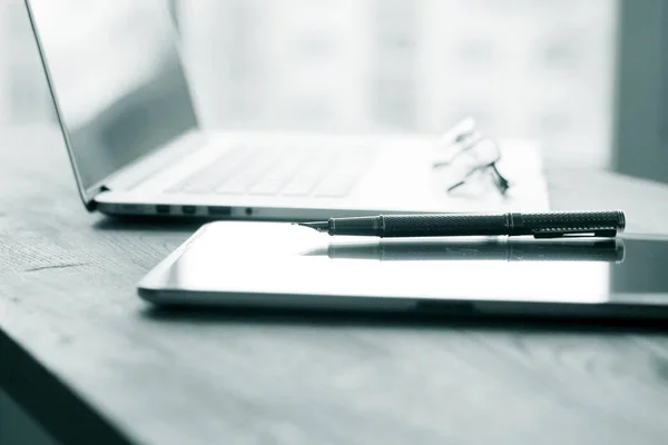 Close up.stilografica, tablet e laptop sullo sfondo table.business — Foto Stock