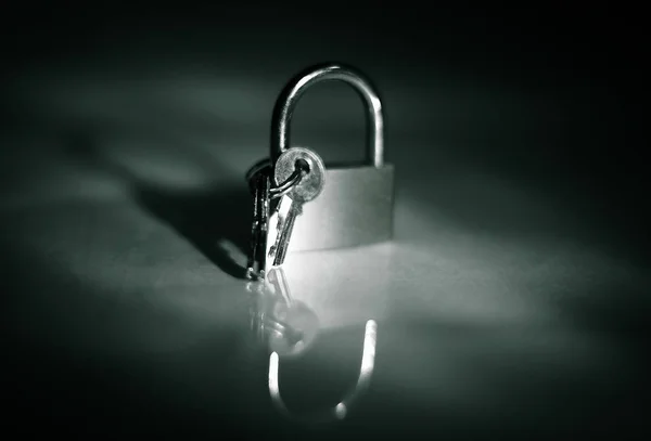 Lock e key.isolated em um fundo escuro — Fotografia de Stock