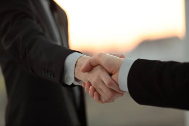 up.Business el sıkışma bulanık arka plan üzerinde kapatın.