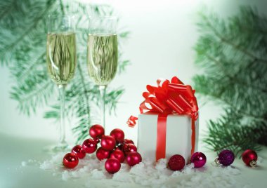 Şampanyalı iki bardak ve Noel 'de hediyeli kutular.