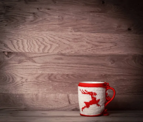 Karácsonyi Kupa kötött díszek fából készült háttér. — Stock Fotó